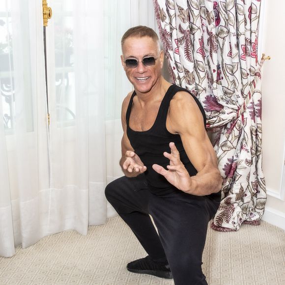 “Le chirurgien a fait quelque chose de merveilleux”, a-t-il confié sur Facebook.

Exclusif - Jean-Claude Van Damme (JCVD) -  Enregistrement de  l'émission Clique X, avec pour invité JCVD (à l'hotel Le Bristol) , présentée par M.Achour et diffusée sur MyCanal en 3 parties à partir du 18 juin 2021. Paris, le 3 juin 2021
© Jack Tribeca / Bestimage