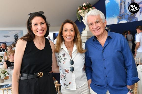 Exclusif - Bathilde Lorenzetti, la Vice-Présidente de Paris La Défense Arena, Gilbert et Nicole Coullier dans l’espace VIP “le Pavillon Eiffel,” lors de la 12ème édition Longines Paris Eiffel Jumping au pied de la Tour Eiffel sur le Champ-de-Mars à Paris, France le 20 juin 2026
© Perusseau / Veeren / Bestimage