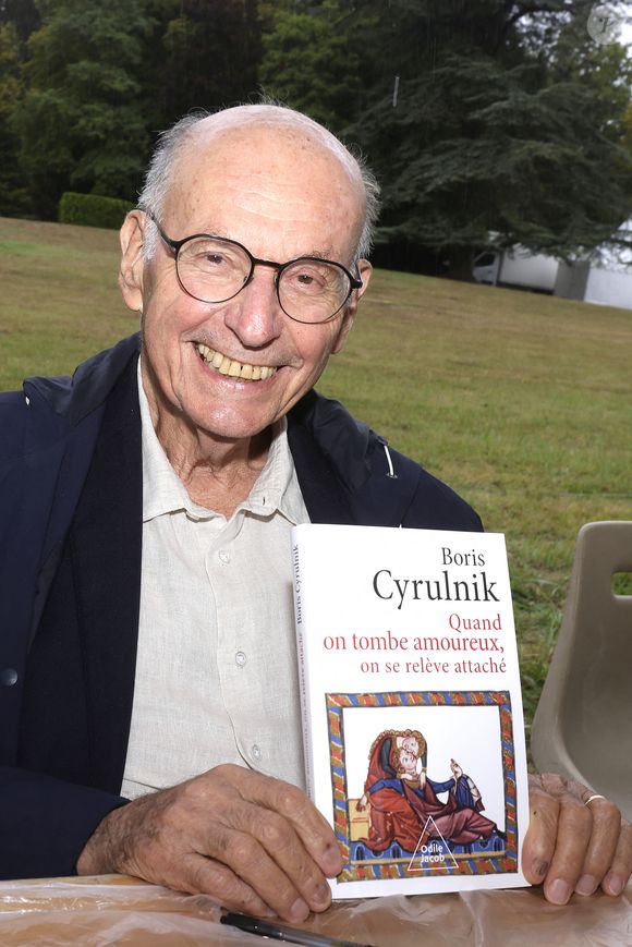 Par ailleurs, Boris Cyrulnik précise que "les moulinettes, les chansons, c'est fondamental pour un bébé".

Boris Cyrulnik - 29ème édition de la Forêt des livres devenue Les écrivains chez Gonzague Saint-Bris à Chanceaux-près-Loches le 31 aout 2025. © Cédric Perrin/Bestimage