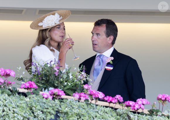 Une autorisation qui veut tout dire

17 juin 2025.

La semaine annuelle du Royal Ascot débute aujourd'hui à l'hippodrome d'Ascot, dans le Berkshire, au Royaume-Uni. Cinq jours de royauté, de célébrités et de mode.
GOFF INF / BESTIMAGE
Ici, Peter Phillips et sa petite amie, Harriet Sperling