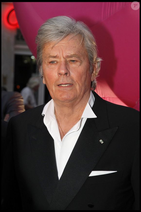 Deux jours plus tôt, le 28 février 2025, en France, si les César n'ont heureusement pas oublié Alain Delon, l'hommage était tout de même bien mince, pour la star qu'il était. 

Alain Delon, lors du Gala de l'IFRAD, au profit de la recherche contre la maladie d'Alzheimer. Le 21 septembre 2011. AGENCE / BESTIMAGE