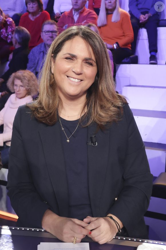 Exclusif - Valérie Benaim sur le plateau de l’enregistrement de l’émission « Face à Hanouna » présentée par P.De La Tour Du Pin et diffusée sur C8 le 17 novembre 2024, à Paris, France, le 14 novembre 2024. © Jack Tribeca/Bestimage