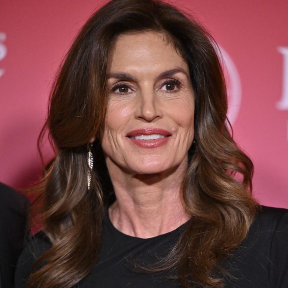 Ambassadrice de la marque depuis plus de trente ans, elle avait participé à plusieurs événements.

Rande Gerber et Cindy Crawford, le 14 Février 2026 à Las Vegas.

© David Becker/ZUMA Press Wire / Bestimage