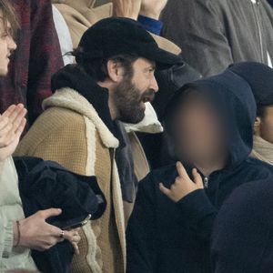 Benjamin Millepied et son fils Aleph - Célébrités des les tribunes lors du match aller du quart de finale de Ligue des champions entre le PSG et Aston Villa (3-1) au Parc des Princes à Paris le 9 avril 2025. © Cyril Moreau/Bestimage