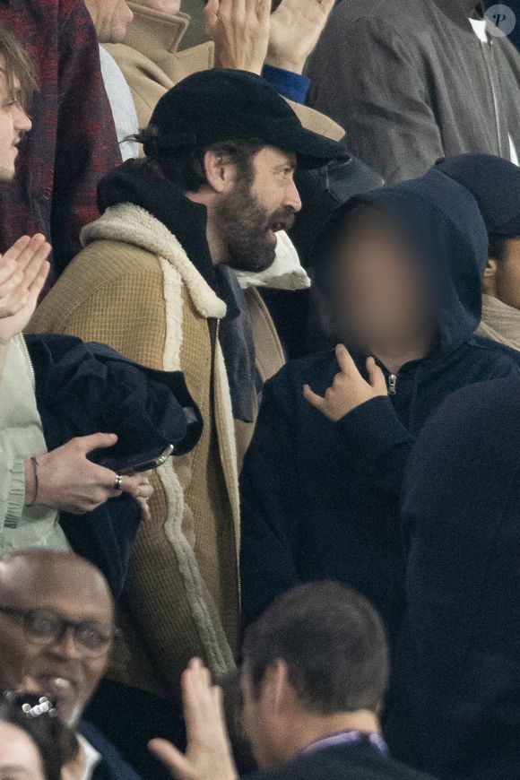 Benjamin Millepied et son fils Aleph - Célébrités des les tribunes lors du match aller du quart de finale de Ligue des champions entre le PSG et Aston Villa (3-1) au Parc des Princes à Paris le 9 avril 2025. © Cyril Moreau/Bestimage