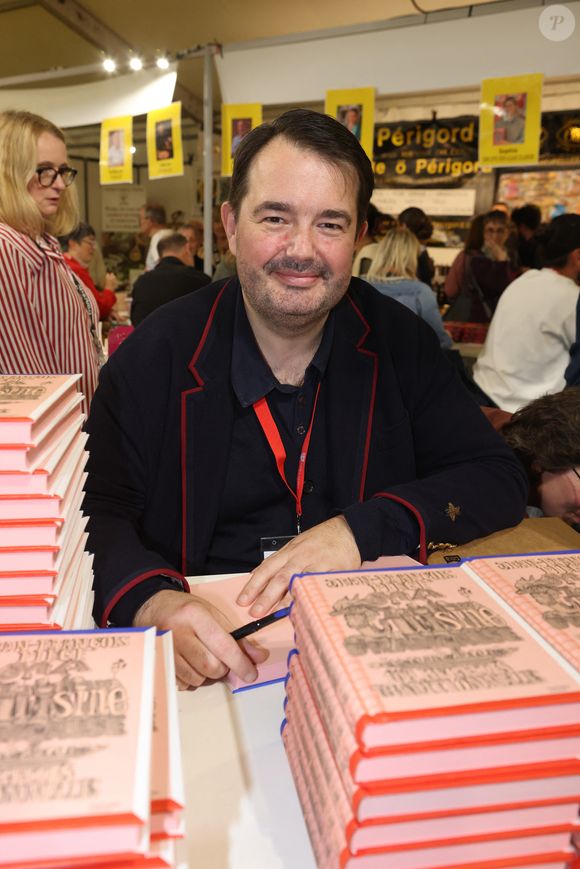 grâce à la recette de gâteau au chocolat en deux cuissons, qu'il a dévoilée sur le site Le Point. 

Jean-François Piège au 20ème Festival du Livre gourmand au Théâtre de Périgueux, le 15 novembre 2025. ©Jean-Marc LHOMER/Bestimage.
