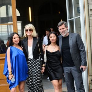 Jalil Lespert, Laeticia Hallyday et ses filles Jade et Joy à leur arrivée au mariage de Claude Lelouch à la mairie du 18ème à Paris. Le 17 juin 2023