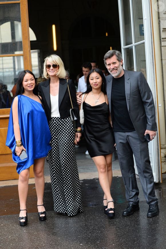 Jalil Lespert, Laeticia Hallyday et ses filles Jade et Joy à leur arrivée au mariage de Claude Lelouch à la mairie du 18ème à Paris. Le 17 juin 2023