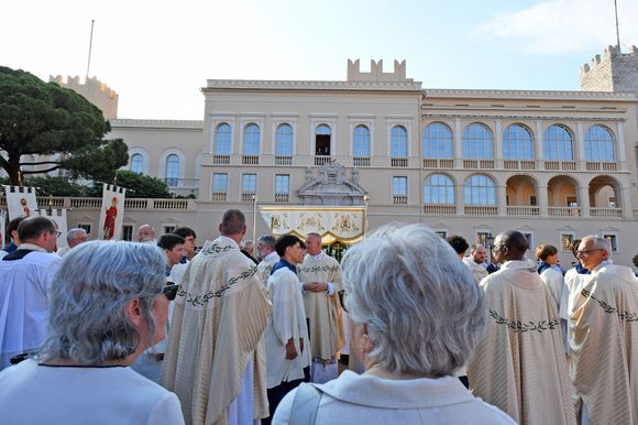 Illustration au balcon du palais princier lors de la procession de la Fête Dieu sur la place du Palais à Monaco le 19 juin 2025.
Cette fête catholique, instituée par le pape Urbain IV en 1264, se tient chaque année le jeudi qui suit la Trinité, soixante jours après Pâques. Elle célèbre la présence réelle de Jésus-Christ sous les apparences du pain et du vin, devenus son corps et son sang.

© Bruno Bebert / Bestimage