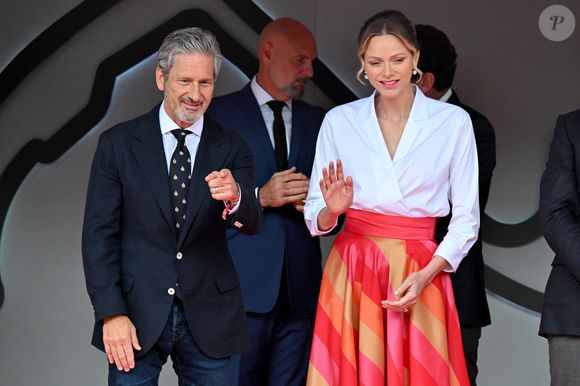 La princesse, très attendue et sollicitée, avait sûrement rendez-vous ailleurs 
Mike Fries, le PDG de Liberty Global, et la princesse Charlene de Monaco durant le Monaco E-Prix 2025, Round 7, le 4 mai 2025. Le pilote Sébastien Buemi a remporté la course devant Oliver Rowland suivi par Nick Cassidy C'est la 8eme édition du Monaco E-prix. A l’occasion de la 11eme saison du Championnat du Monde ABB FIA Formula E, les monoplaces de 3eme génération ont parcouru les rues de la Principauté. © Bruno Bebert/Bestimage