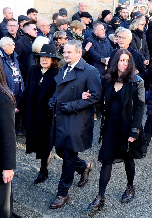 Jany Le Pen - Arrivées des membres de la famille Le Pen aux obsèques de Jean-Marie Le Pen en l'église Saint-Joseph à la Trinité-sur-Mer  le 11 janvier 2025. © Dominique Jacovides / Guillaume Collet / Bestimage