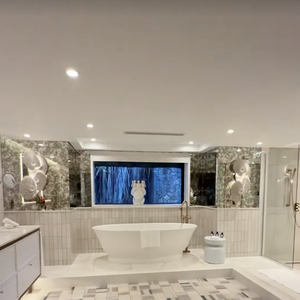 Iris Mittenaere a partagé des images de la villa dans laquelle elle loge à l'île Maurice au Royal Palm Beach Comber, vendredi 20 mars 2026 via Instagram @irismittenaere