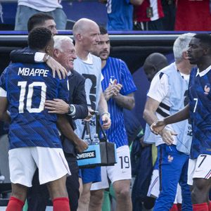 Le capitaine des Bleus a dédicacé son but à Didier Deschamps avant que toute l'équipe ne le rejoigne pour une accolade.

Match de 16ème de finale "France - Suède" lors de la Coupe du Monde FIFA 2026, le 30 juin 2026.

© Bestimage