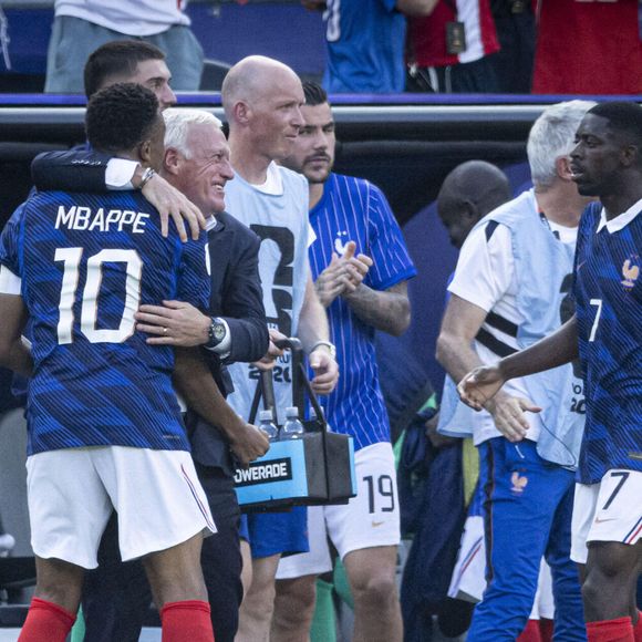 Le capitaine des Bleus a dédicacé son but à Didier Deschamps avant que toute l'équipe ne le rejoigne pour une accolade.

Match de 16ème de finale "France - Suède" lors de la Coupe du Monde FIFA 2026, le 30 juin 2026.

© Bestimage