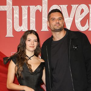 Depuis leur rencontre sur le parquet de "Danse avec les stars", le champion olympique, Florent Manaudou, et la danseuse Elsa Bois ne se quittent plus.

Florent Manaudou et sa compagne Elsa Bois - Avant-première du film "Hurlevent" au Grand Rex à Paris.

© Coadic Guirec/Bestimage