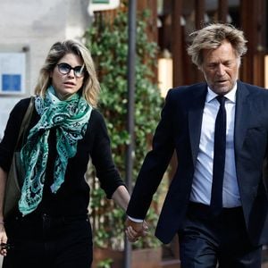 Et en soutien l'un pour l'autre en arrivant près de l'Eglise de Saint-Germain-des-Prés où avaient lieu la cérémonie

Alice Taglioni et son compagnon Laurent Delahousse - Arrivées aux obsèques de Nicolas Altmayer en l’Église de Saint-Germain-des-Prés à Paris le 31 aout 2026. © Dominique Jacovides-Cyril Moreau/Bestimage