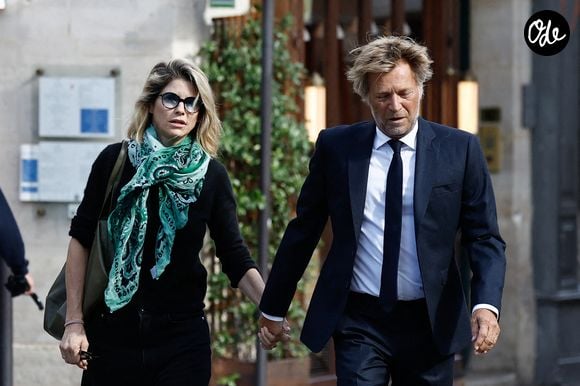Et en soutien l'un pour l'autre en arrivant près de l'Eglise de Saint-Germain-des-Prés où avaient lieu la cérémonie

Alice Taglioni et son compagnon Laurent Delahousse - Arrivées aux obsèques de Nicolas Altmayer en l’Église de Saint-Germain-des-Prés à Paris le 31 aout 2026. © Dominique Jacovides-Cyril Moreau/Bestimage
