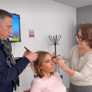Après la validation des textes, elle passe par la coiffure et le maquillage avant d’entrer sur le plateau.

Léa Salamé avant son JT de 20 heurs sur France 2. Capture Instagram.