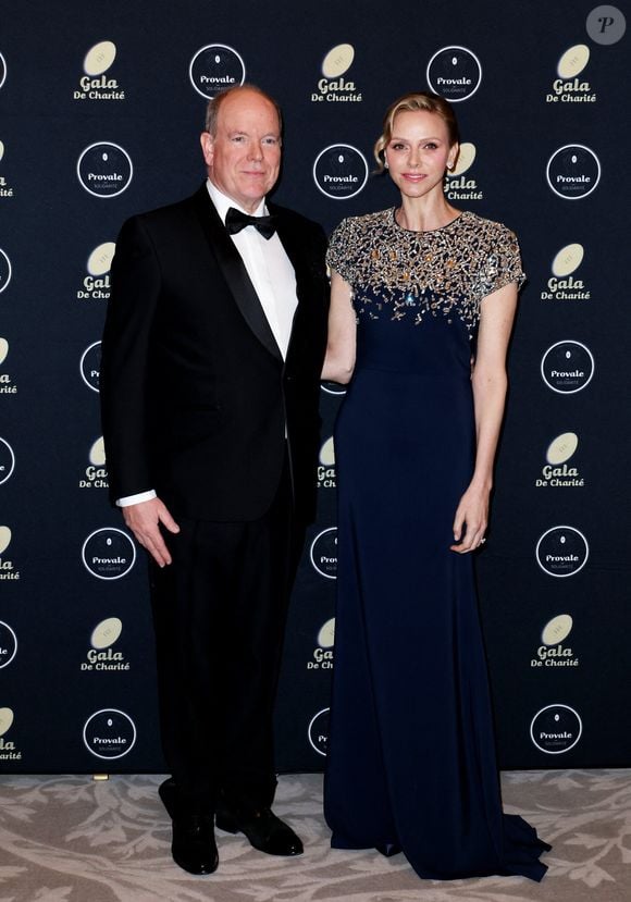 Le couple princier est apparu élégant face aux anciennes gloires du rugby présentes pour l’événement.

Le prince Albert II de Monaco, La princesse Charlène de Monaco lors de la soirée de gala Provale Solidarité à l'hôtel Four Seasons Hôtel, George V à Paris le 13 mars 2026. © Dominique Jacovides / Bestimage