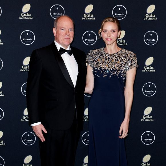 Le couple princier est apparu élégant face aux anciennes gloires du rugby présentes pour l’événement.

Le prince Albert II de Monaco, La princesse Charlène de Monaco lors de la soirée de gala Provale Solidarité à l'hôtel Four Seasons Hôtel, George V à Paris le 13 mars 2026. © Dominique Jacovides / Bestimage