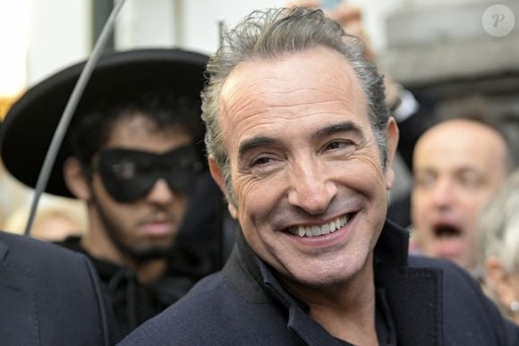 Jean Dujardin reçoit la Médaille d'Honneur de la Ville de Bruxelles et visite le Manneken-pis habillé d'un costume de Zorro pour l'occasion à Bruxelles, Belgique, le 28 novembre 2024. © Didier Lebrun/PhotoNews/Bestimage