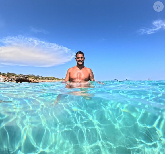 "J’ai vécu une très très belle histoire qui s’est terminée, c’est très frais ça fait un petit mois qu’on s’est séparés… Juste par rapport à la distance voilà", a-t-il souligné.

Malik, ex-candidat de "Mariés au premier regard" immortalisé sur Instagram en 2025 (Capture d'écran).
