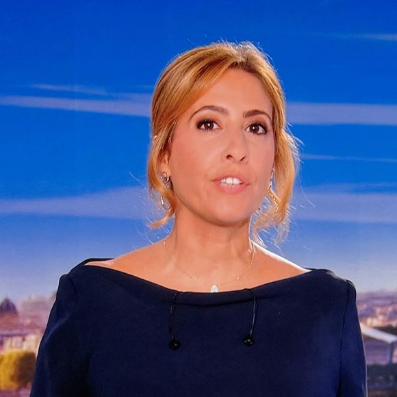 Captures d'écran de Léa Salamé qui présente son premier journal de 20 heures sur France 2  le 1er septembre 2025. Crédit Alain Guizard / Bestimage