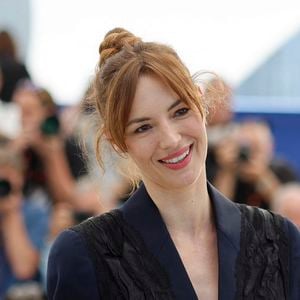Louise Bourgoin partage depuis plusieurs années sa passion pour le dessin.
Louise Bourgoin - Photocall du film "Moulin" lors du 79ème Festival International du Film de Cannes, le 18 mai 2026.
© Jacovides/Moreau/Bestimage