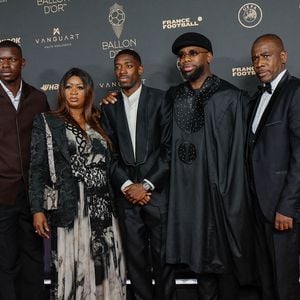 Ousmane Dembélé en famille au photocall de la 69ème cérémonie du Ballon D'Or 2025 au théâtre du Châtelet à Paris, France, le 22 septembre 2025. © Cyril Moreau/Bestimage