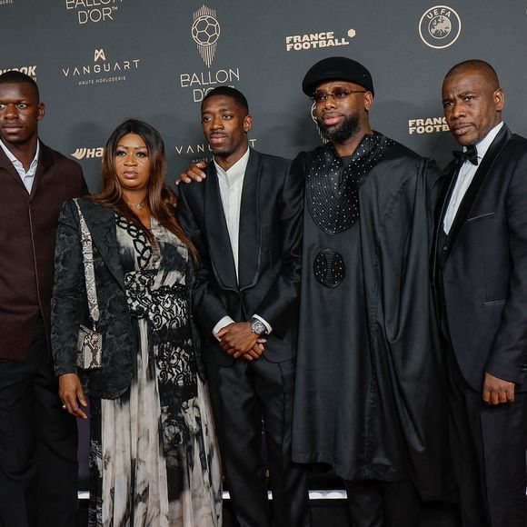 Ousmane Dembélé en famille au photocall de la 69ème cérémonie du Ballon D'Or 2025 au théâtre du Châtelet à Paris, France, le 22 septembre 2025. © Cyril Moreau/Bestimage