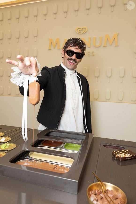 Le vendredi 16 mai, l'artiste a performé lors de la soirée d'ouverture Magnum.

Lucky Love au photocall de la Plage Magnum lors du 78eme Festival de Cannes, 16 mai 2025.

Photo : Jeremy Melloul / Bestimage