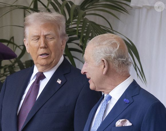 La première dame Melania Trump, le président Donald Trump, le roi Charles III et la reine Camilla passent en revue la garde d'honneur lors de la cérémonie d'accueil au château de Windsor, Berkshire.  ©Lock Stephen/I-Images/ABACA