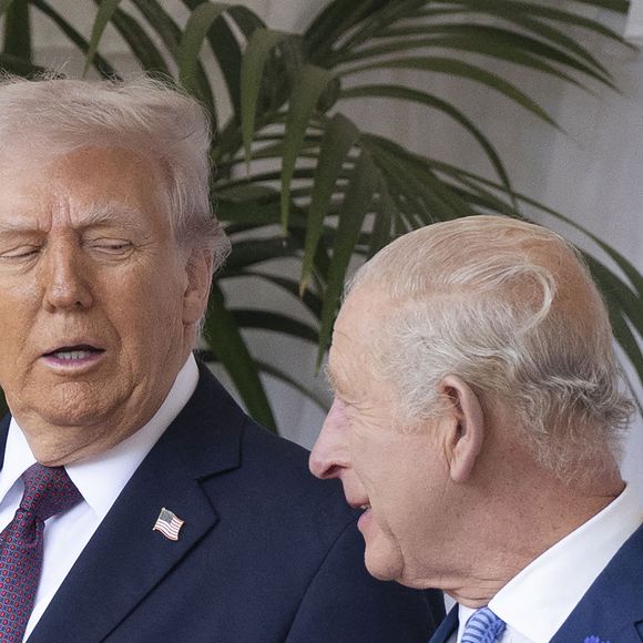 La première dame Melania Trump, le président Donald Trump, le roi Charles III et la reine Camilla passent en revue la garde d'honneur lors de la cérémonie d'accueil au château de Windsor, Berkshire.  ©Lock Stephen/I-Images/ABACA