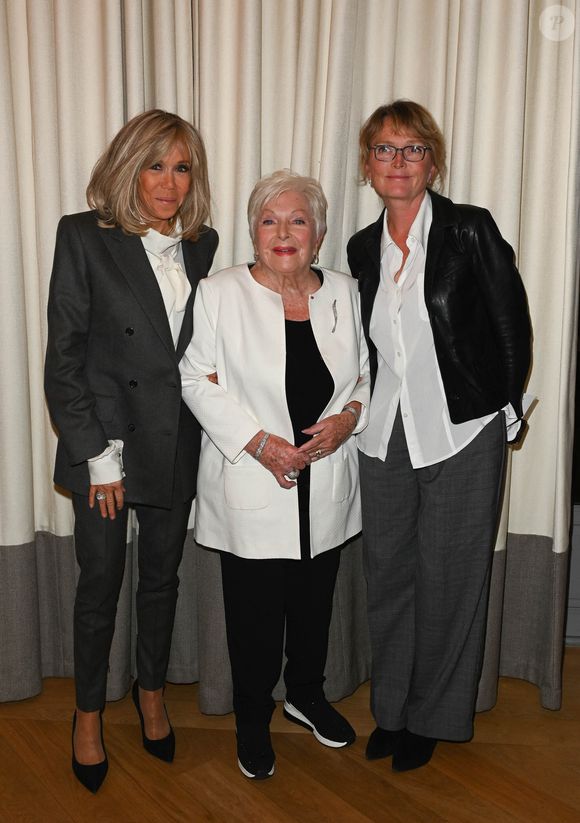 Exclusif - Brigitte Macron, Line Renaud et Claude Chirac - Remise du prix "Fonds de dotation Line Renaud-Loulou Gasté" pour la recherche médicale à la Maison de la Recherche à Paris le 21 novembre 2022. Chaque année un prix, assorti d’une dotation financière de 60 000 euros à un chercheur et à son équipe afin de récompenser et d’accompagner une avancée scientifique majeure. © Coadic Guirec/Bestimage