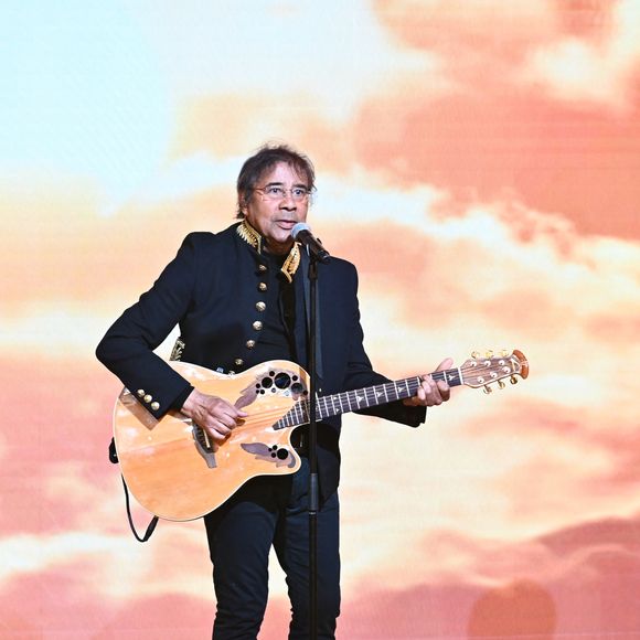 Exclusif -  Laurent Voulzy entouré par ses fils Quentin, Julien, Cliff et Nicolas, lors de l'enregistrement de l'émission "Famille je vous aime" présentée par M. Drucker et qui sera diffusée le 13 juin 2025 sur France 3, aux Studios rive gauche à Paris, France, le 14 avril 2025. © Clovis-Gaffiot/Bestimage