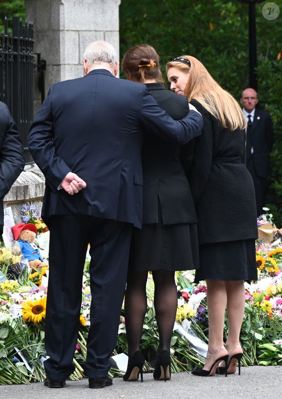 Le prince Andrew, duc d'York, et ses filles la princesse Eugenie d'York, la princesse Beatrice d'York - La famille royale d'Angleterre devant le parterre de fleurs en hommage à la reine Elisabeth II d'Angleterre devant le château de Balmoral. Le 10 septembre 2022