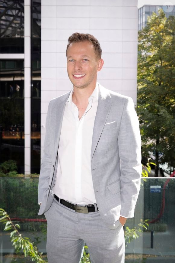 Damien Canivez - Portraits des chroniqueurs lors de la nouvelle émission "Tout beau, tout n9uf" présentée par C. Hanouna sur W9 à Paris le 1er septembre 2025. © Jack Tribeca / Bestimage