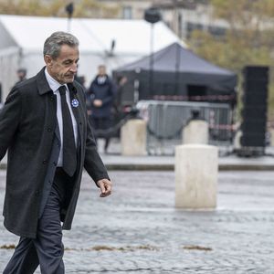 "Joyeux anniversaire mon roi", a-t-elle posté, sur Instagram. Ces mots étaient accompagnés d'une belle photo en noir et blanc, où l'on la voit plus petite, se blottir contre son père.

Nicolas Sarkozy lors du dépôt de gerbe à l'Arc de Triomphe à Paris, dans le cadre de la commémoration du 106ème anniversaire de l'armistice de 1918, le 11 novembre 2024. © Eliot Blondet / Pool / Bestimage