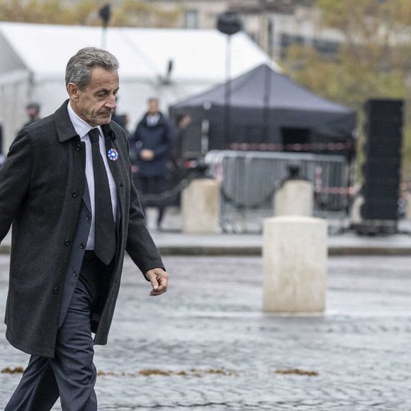 "Joyeux anniversaire mon roi", a-t-elle posté, sur Instagram. Ces mots étaient accompagnés d'une belle photo en noir et blanc, où l'on la voit plus petite, se blottir contre son père.

Nicolas Sarkozy lors du dépôt de gerbe à l'Arc de Triomphe à Paris, dans le cadre de la commémoration du 106ème anniversaire de l'armistice de 1918, le 11 novembre 2024. © Eliot Blondet / Pool / Bestimage
