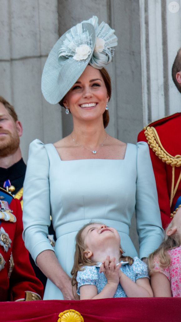 Elles viennent en rose... ou en bleu pour assister au célèbre défilé.

Catherine (Kate) Middleton, duchesse de Cambridge, et la princesse Charlotte de Cambridge - Les membres de la famille royale britannique lors du rassemblement militaire "Trooping the Colour" (le "salut aux couleurs"), célébrant l'anniversaire officiel du souverain britannique. Cette parade a lieu à Horse Guards Parade, chaque année au cours du deuxième samedi du mois de juin. Londres, le 9 juin 2018.