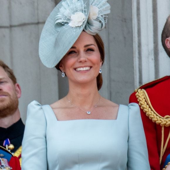 Elles viennent en rose... ou en bleu pour assister au célèbre défilé.

Catherine (Kate) Middleton, duchesse de Cambridge, et la princesse Charlotte de Cambridge - Les membres de la famille royale britannique lors du rassemblement militaire "Trooping the Colour" (le "salut aux couleurs"), célébrant l'anniversaire officiel du souverain britannique. Cette parade a lieu à Horse Guards Parade, chaque année au cours du deuxième samedi du mois de juin. Londres, le 9 juin 2018.