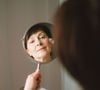 Préparer le visage avec une base adaptée constitue la première étape essentielle avant le maquillage.