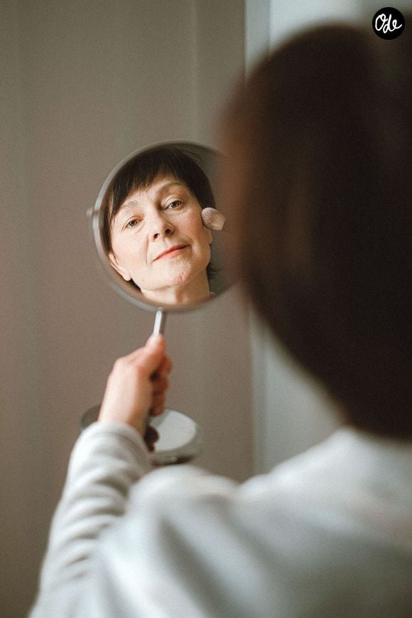 Préparer le visage avec une base adaptée constitue la première étape essentielle avant le maquillage.