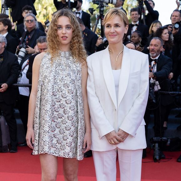 Judith Godrèche poursuit elle son combat, pour protéger ses enfants et ceux des autres.

Tess Barthélemy et sa mère Judith Godrèche - Montée des marches du film « Kinds of Kindness » lors du 77ème Festival International du Film de Cannes, au Palais des Festivals à Cannes. Le 17 mai 2024
© Olivier Borde / Bestimage