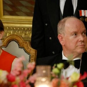 La princesse Charlène de Monaco et le prince Albert II de Monaco écoutent les discours prononcés au Palais Princier lors d'un dîner d'État organisé dans le cadre de la visite d'État de deux jours du président français à Monaco, en amont de l'Unoc3, le 7 juin 2025. Photo Ludovic Marin/Pool/Abaca