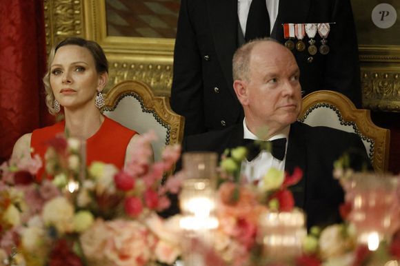 La princesse Charlène de Monaco et le prince Albert II de Monaco écoutent les discours prononcés au Palais Princier lors d'un dîner d'État organisé dans le cadre de la visite d'État de deux jours du président français à Monaco, en amont de l'Unoc3, le 7 juin 2025. Photo Ludovic Marin/Pool/Abaca
