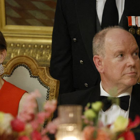 La princesse Charlène de Monaco et le prince Albert II de Monaco écoutent les discours prononcés au Palais Princier lors d'un dîner d'État organisé dans le cadre de la visite d'État de deux jours du président français à Monaco, en amont de l'Unoc3, le 7 juin 2025. Photo Ludovic Marin/Pool/Abaca