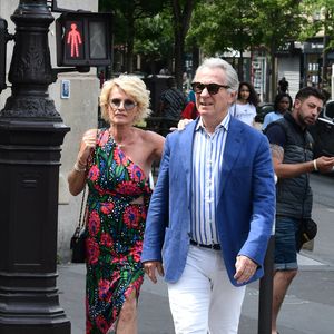 Sophie Davant et son compagnon William Leymergie - Mariage de Claude Lelouch à la mairie du 18ème à Paris. Le 17 juin 2023