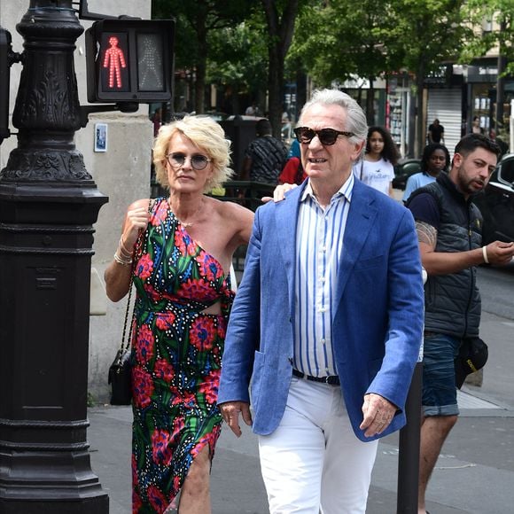 Sophie Davant et son compagnon William Leymergie - Mariage de Claude Lelouch à la mairie du 18ème à Paris. Le 17 juin 2023