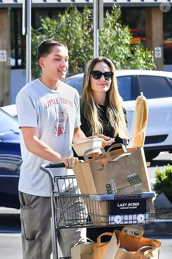 Le 2 mai 2025, il était avec sa mère dans une épicerie de Los Angeles

Angelina Jolie et son fils Know à la sortie d'une épicerie à Los Angeles le 2 mai 2025 ©Backgrid USA / Bestimage